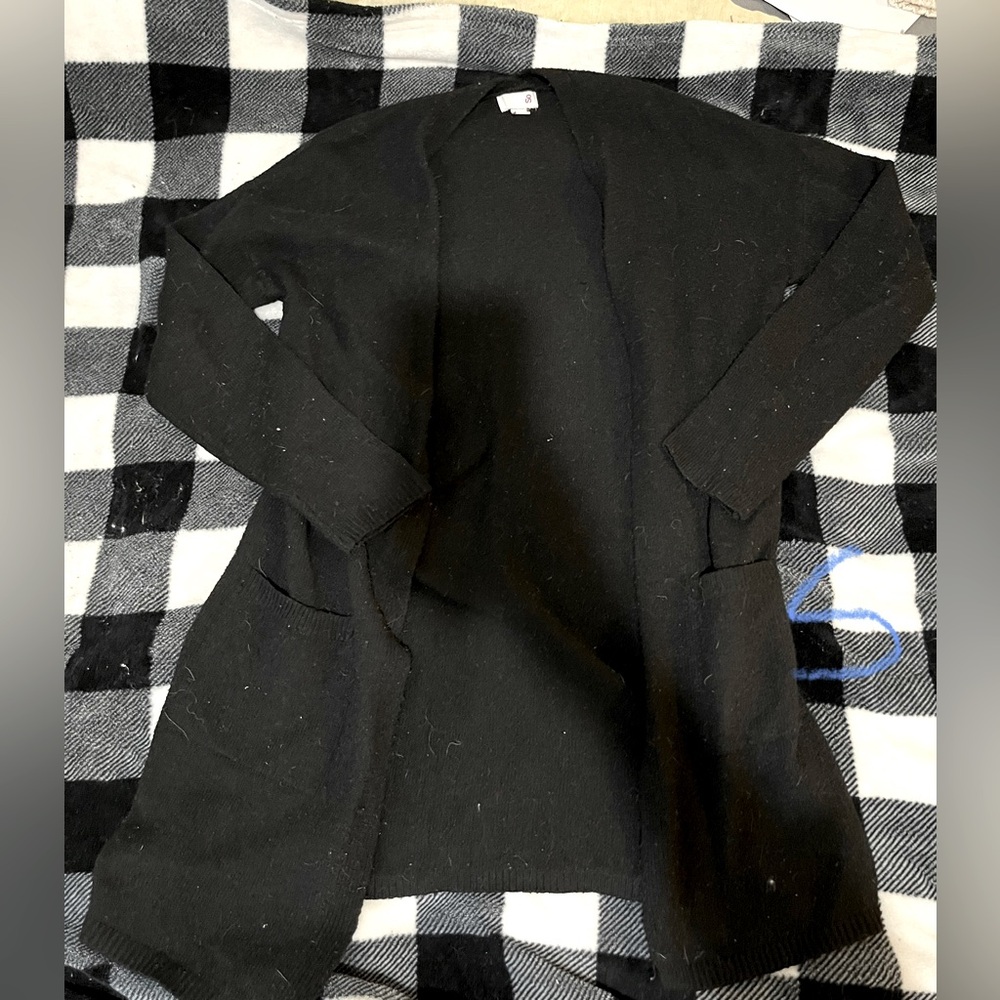 Cute lightweight all black cardigan with pockets!